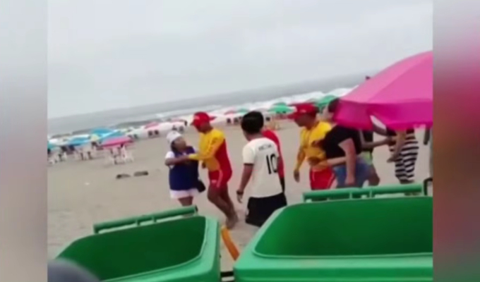 Golpean a salvavidas en playa Venecia: intentó frenar pelea entre mujeres
