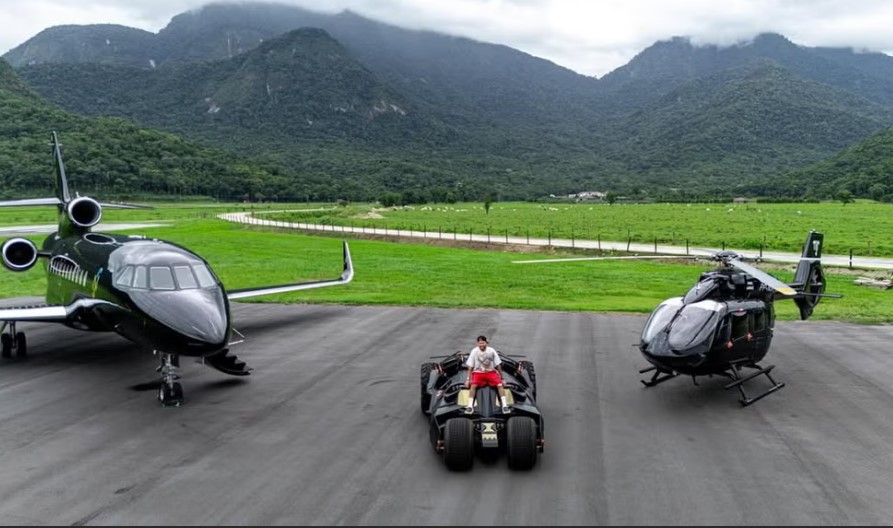 El millonario garaje de Neymar: jet privado, helicóptero y Batimóvil