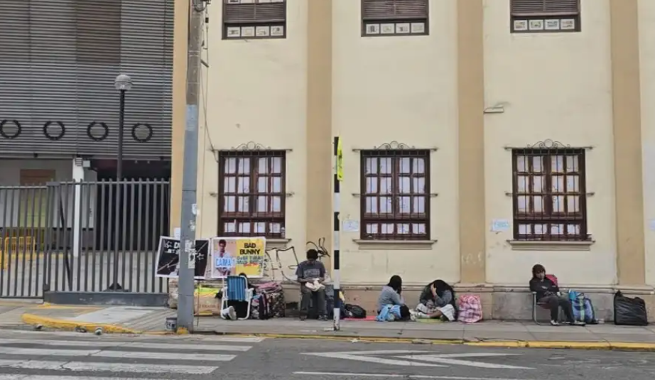 Serenazgo retira a fans de Bad Bunny que acampaban en exteriores del Estadio Nacional