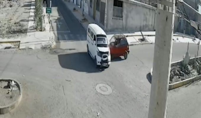 Arequipa: Al menos 7 heridos tras choque entre auto y combi informal que iba en sentido contrario