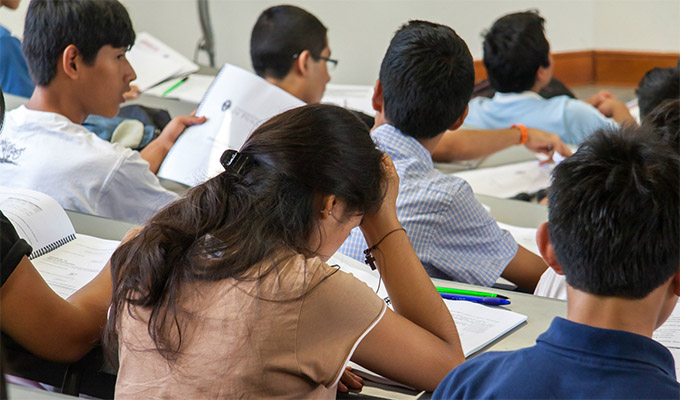 Promulgan ley que permite a docentes sin maestría ni doctorado seguir enseñando en universidades