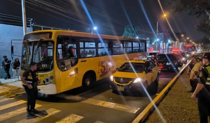 Atacan con explosivo bus de la Línea 50 en SJL: un transeúnte resultó herido por estallido
