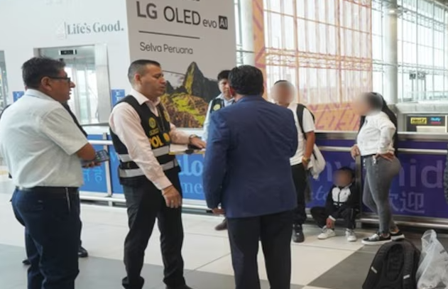 Dictan comparecencia con restricciones a familia acusada de clonar tarjeta para comprar pasajes