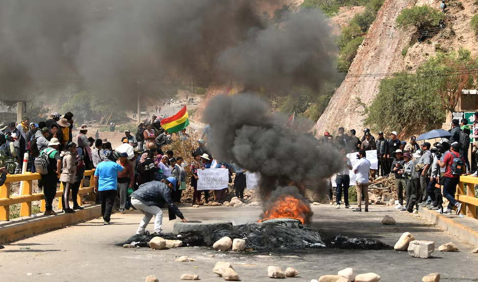Bolivia: evacúan a 33 peruanos que quedaron varados tras bloqueo de carreteras