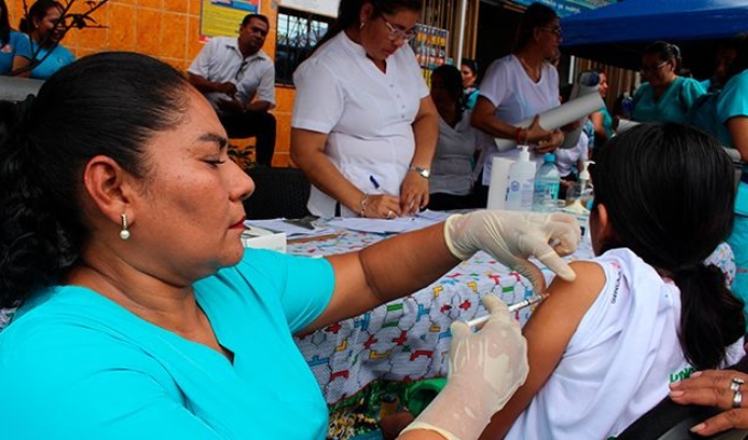 Minsa refuerza la vacunación contra el dengue en regiones de alto riesgo