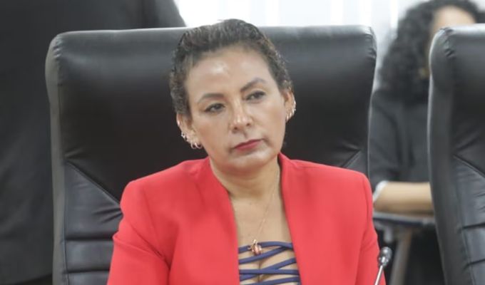 Comisión de Ética abre investigación de oficio a Kira Alcarraz por agredir a fiscalizador del SAT