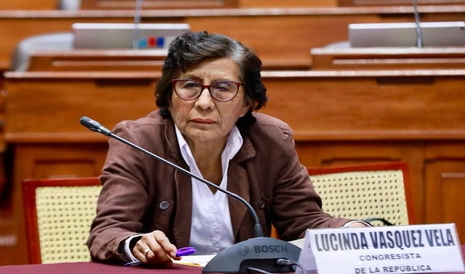 Comisión de Ética aprueba suspender a Lucinda Vásquez por 120 días por caso 'cortauñas'