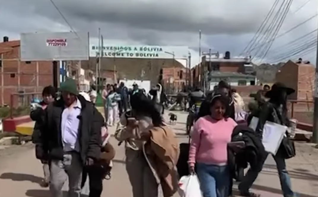 Peruanos llegan a Desaguadero tras liberación de carreteras en Bolivia