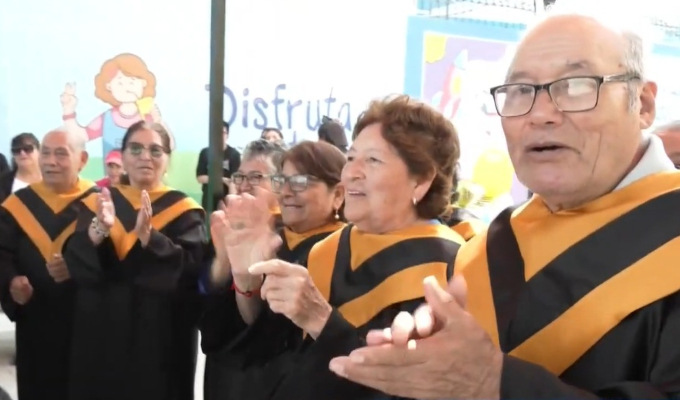 ¡Nunca es tarde! Abuelitos cumplen su sueño y se gradúan de educación básica en Carmen de la Legua