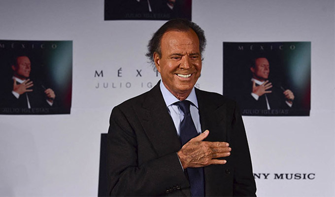 Julio Iglesias: exempleadas del cantante español lo denuncian por supuestas agresiones sexuales