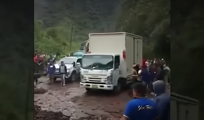 Huaico bloquea la Carretera Central en Huánuco: reportan buses y camiones de carga varados