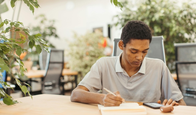 Volver a estudiar en la adultez: pasos clave para completar la educaci&oacute;n b&aacute;sica en 2026