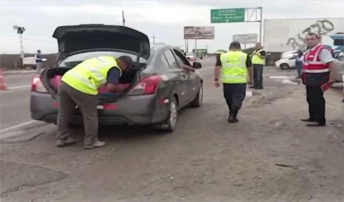 Verifican ingreso y salida de vehículos en frontera de Tumbes: despliegan policías en la vía Zarumilla