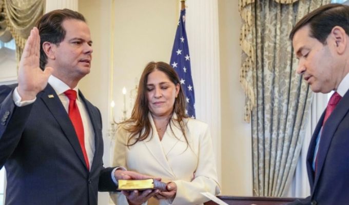 Bernie Navarro juramentó como nuevo embajador de Estados Unidos en el Perú