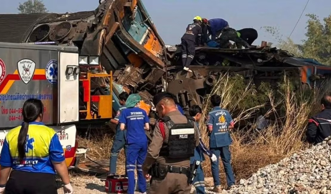 Más de 30 muertos y decenas de heridos deja caída de grúa sobre un tren de pasajeros en Tailandia