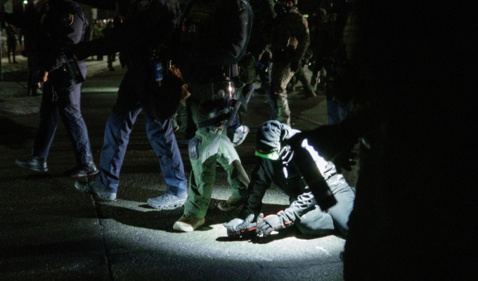 Agente de ICE dispara en la pierna a una persona durante intento de arresto en Mineápolis