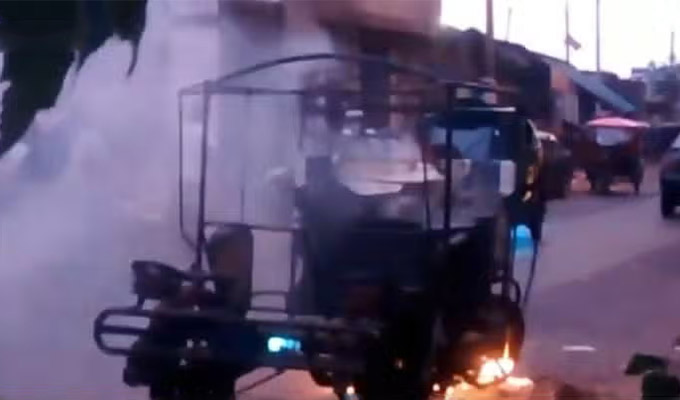 El Agustino: cansados de los constantes asaltos vecinos queman mototaxi usado por delincuentes