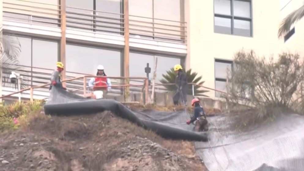 Cambian geomallas en la Costa Verde ante riesgo de caída de rocas