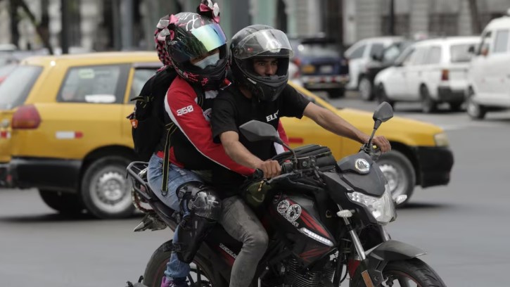 Prohibición de dos personas en moto genera rechazo de gremios moteros y ciudadanía