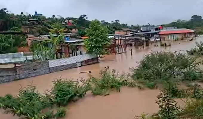 Lluvias intensas causan inundaciones y colapsos viales en varias regiones del país