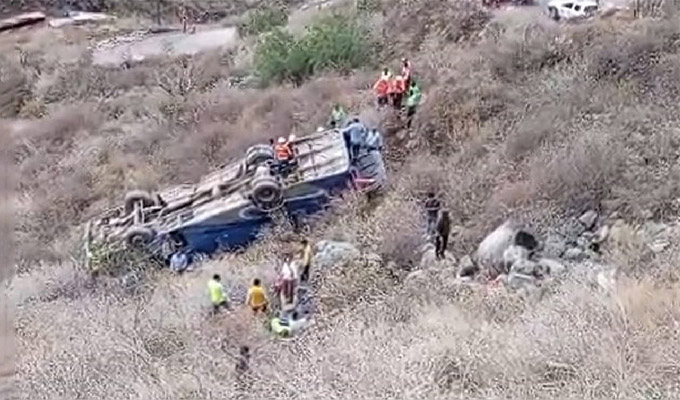 Al menos 3 muertos y más de 20 heridos deja caída de ómnibus a un barranco en Arequipa