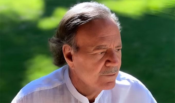 Julio Iglesias responde a acusaciones de sus exempleadas: niega falta de respeto a alguna mujer
