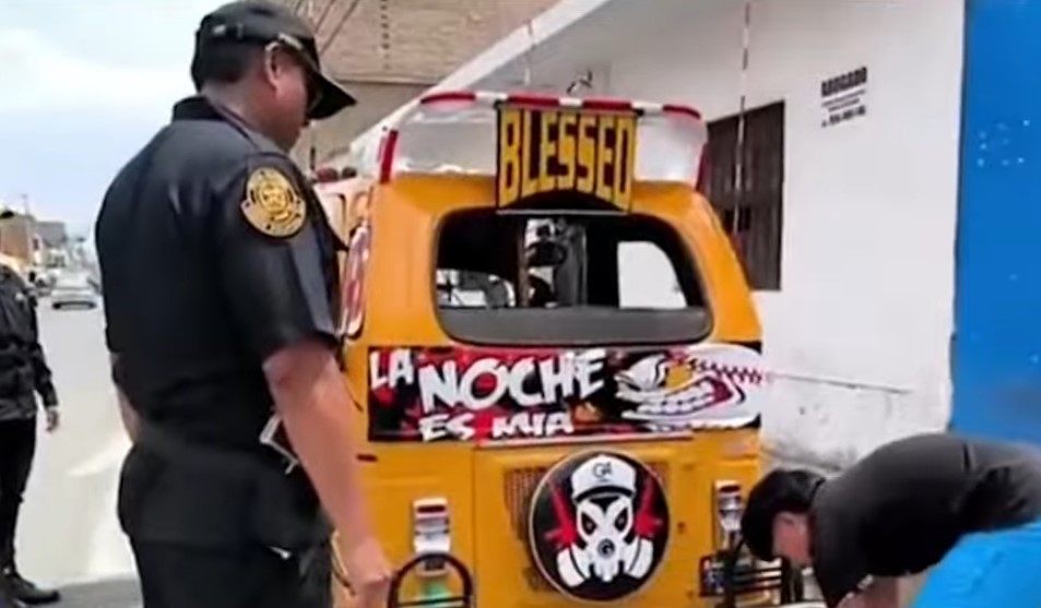 PNP retira y rompe lunas polarizadas de mototaxis en Chincha