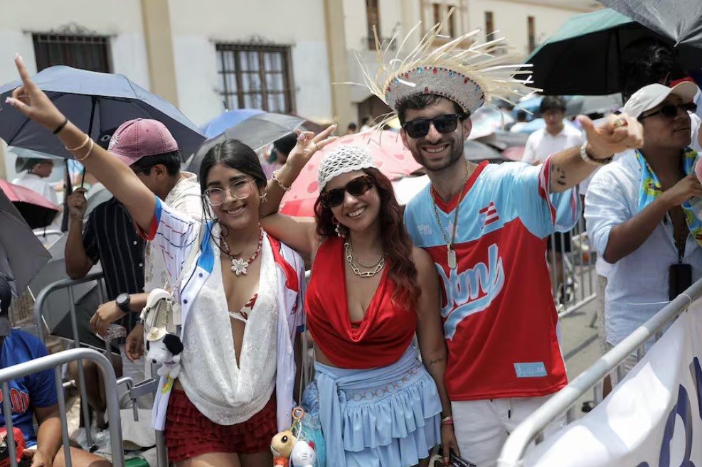 Bad Bunny en Lima: Miles hacen cola para ingresar al primer concierto en el Estadio Nacional