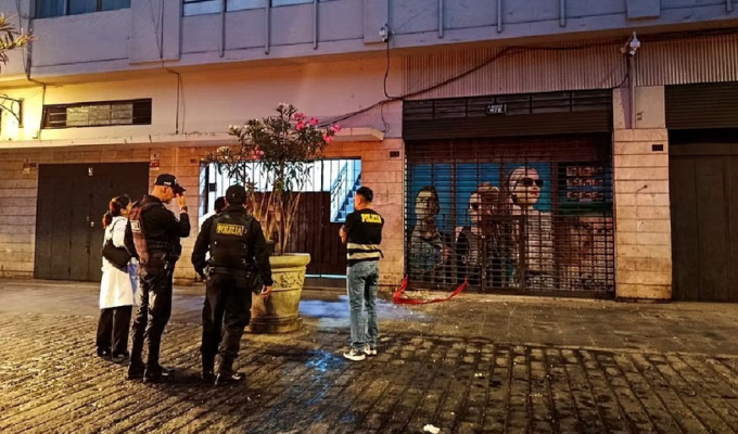 Detonan artefacto explosivo frente a óptica en el centro de Lima