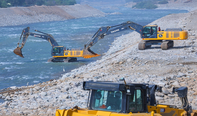 Maquinaria de la ANA trabaja en la descolmatacion de ríos y quebradas en el norte del país