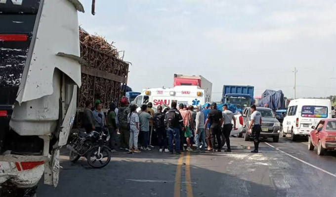 La Libertad: cuatro fallecidos, dos de ellos menores de edad, deja choque entre camioneta y tráiler