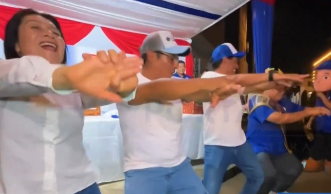 Candidatos bailan temas de moda para ganar votos y sacan los pasos prohibidos