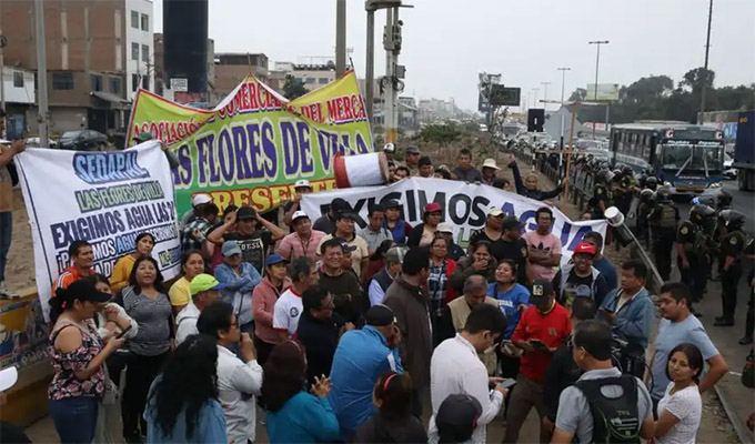 SJM: vecinos bloquean la Panamericana Sur en protestan por falta de agua en asentamientos humanos