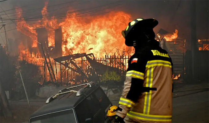 Chile: al menos 16 muertos y más de 50.000 evacuados causan los incendios forestales al sur del país