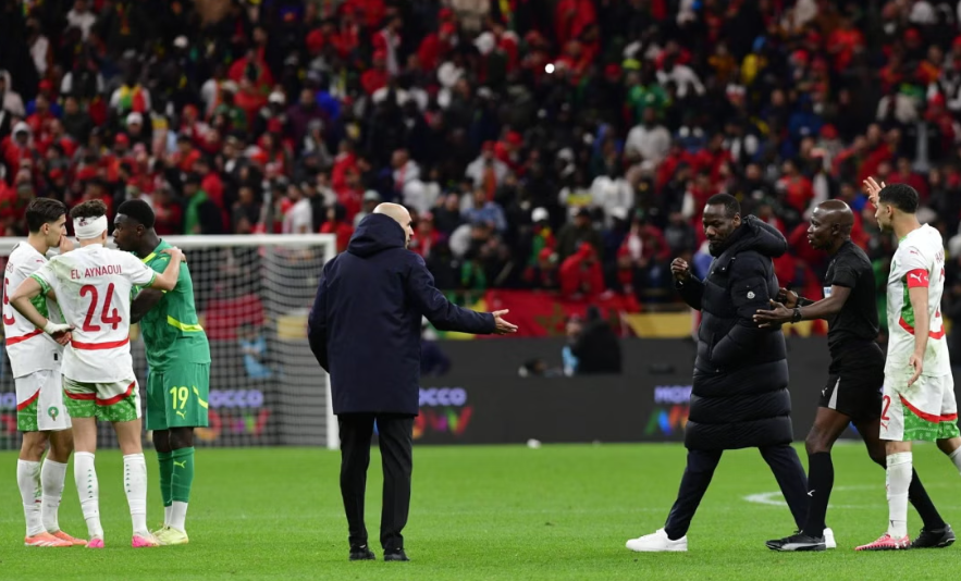 Copa Africana: árbitro cobró penal para Marruecos y técnico de Senegal pidió a sus jugadores abandonar el campo