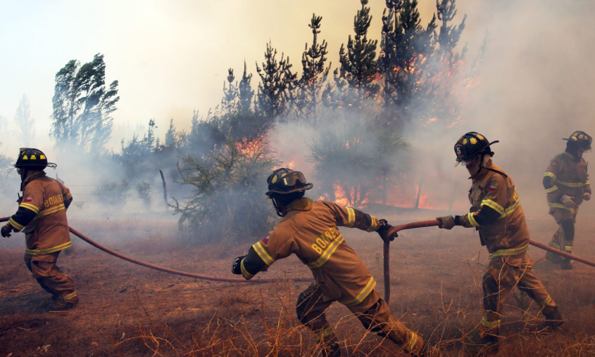 Chile: al menos 16 muertos y 50 mil evacuados por incendios forestales