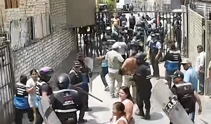 Vecinos y fiscalizadores se enfrentan por retiro de reja en calle de Ate