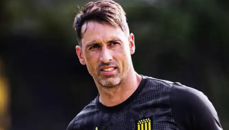 Universitario qued&oacute; atr&aacute;s: Sebasti&aacute;n Britos debut&oacute; en Pe&ntilde;arol y se luci&oacute; con gran atajada ante River Plate