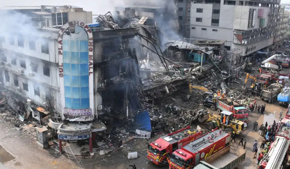 Tragedia en Pakistán: incendio en centro comercial deja 21 muertos y 60 desaparecidos