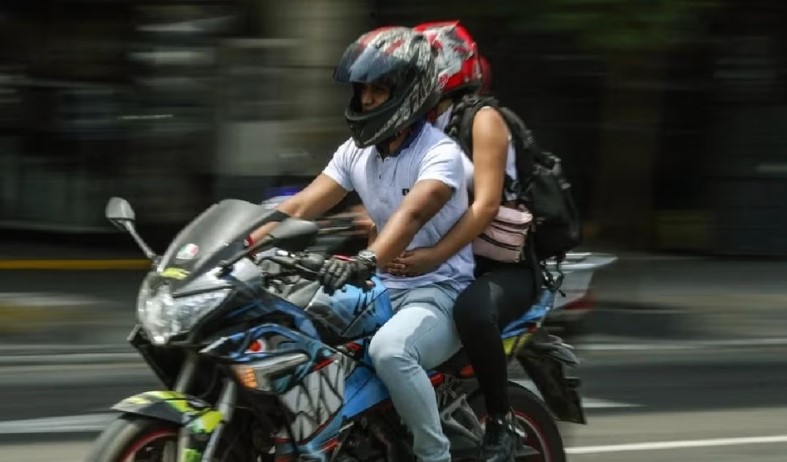 Entra en vigencia restricción de dos personas en una moto