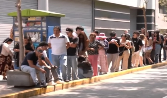 Largas colas se registran en sede del Reniec en Miraflores