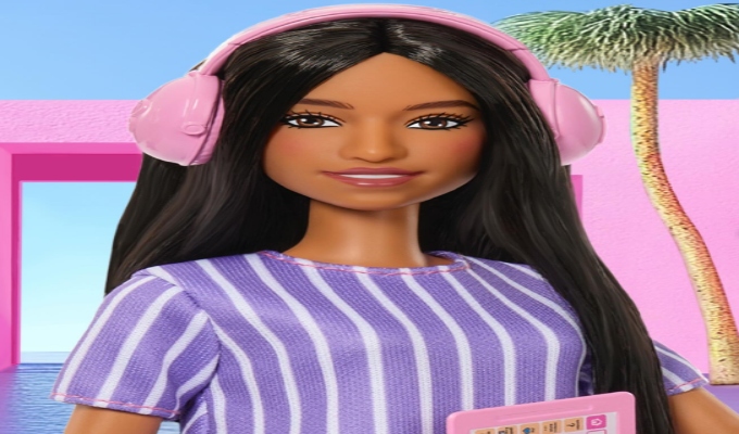 Mattel presenta su primera Barbie autista
