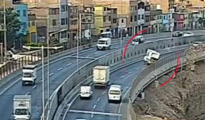 Vía Expresa Línea Amarilla cerrada por varias horas por volcadura de camión que transportaba aceite