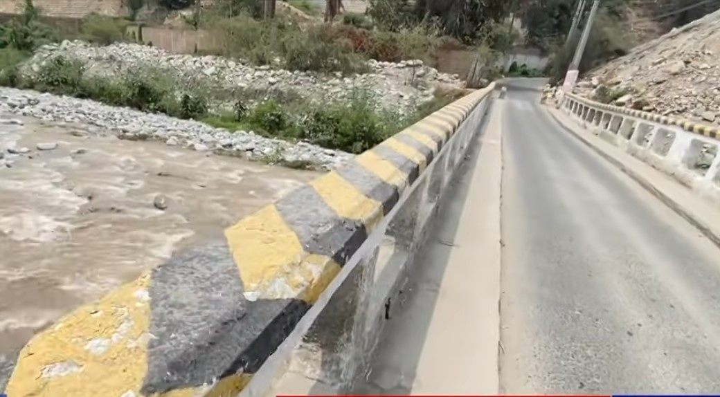 Puente Caracol en Chosica en riesgo de colapso por grietas y aumento del río Rímac