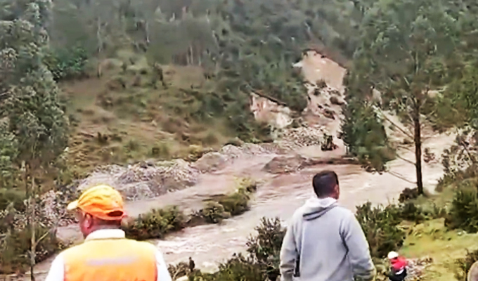 Deslizamientos de tierra y lodo dañan vía del llamado “Tren Macho” en Huancavelica