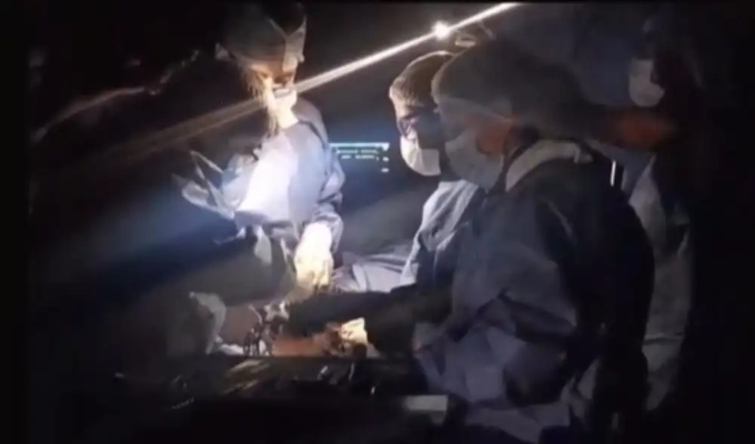 Médicos operan con linternas de celulares tras apagón en Hospital del Niño de Breña