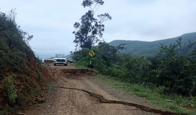 Ferre&ntilde;afe: lluvias provocan hundimiento de v&iacute;a y a&iacute;slan a cerca de 50 familias