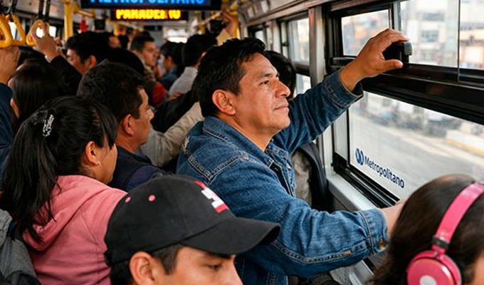 Minsa recomienda a usuarios de transporte público abrir ventanas para prevenir tuberculosis