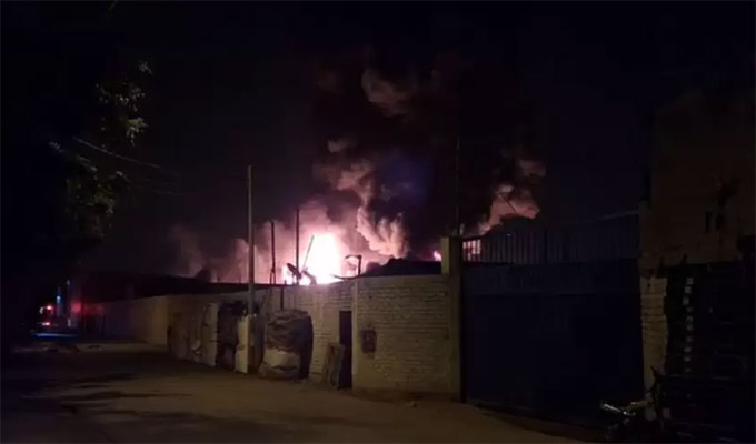 Puente Piedra: incendio de grandes proporciones redujo a cenizas almacén y fábrica de plástico