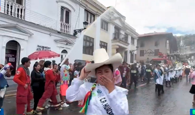 Agua, música y baile protagonizan el primer día del Carnaval de Cajamarca 2026